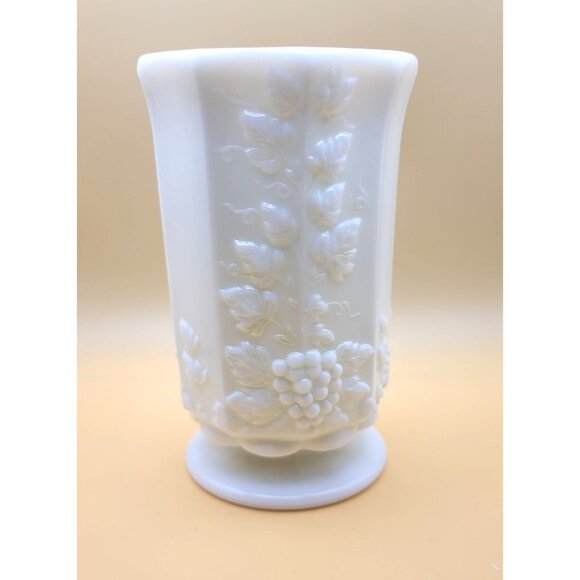 Vintage Westmoreland White Milk Glass Vase With Grape Vine Relief Design jj3659 - Picture 1 of 5